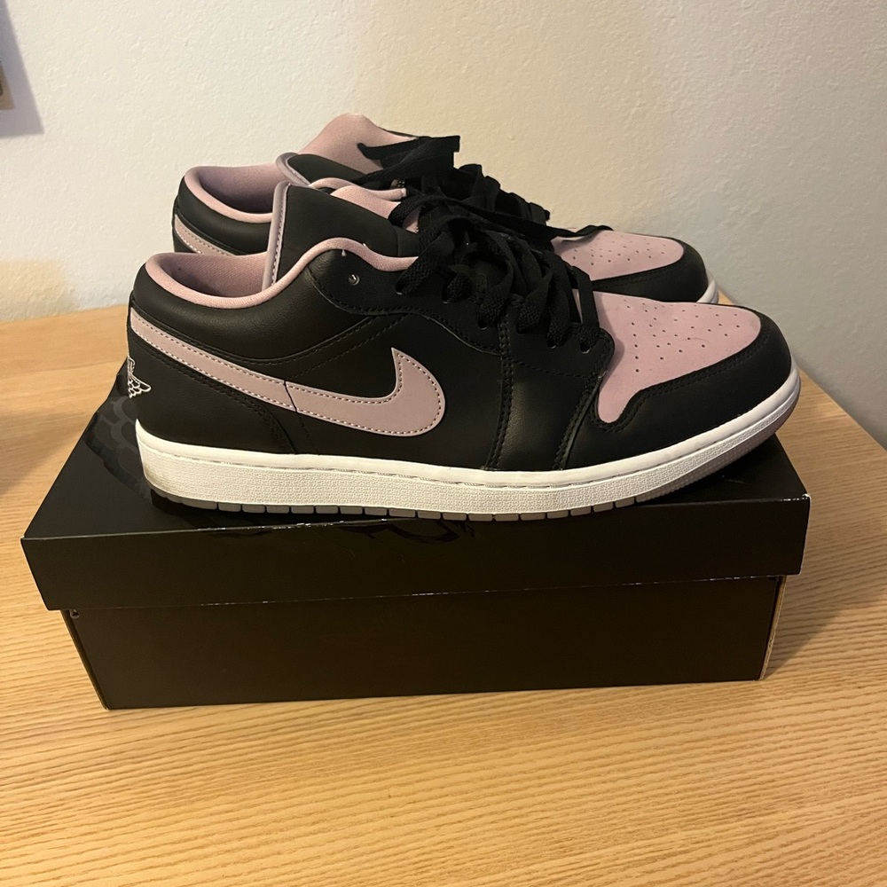 Air Jordan 1 Low SE in Black/Iced Lilac White